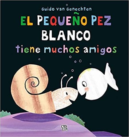 El pequeño pez blanco tiene muchos amigos.