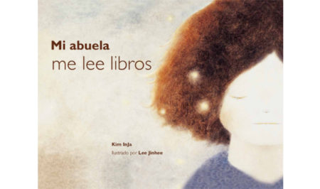 Mi abuela me lee libros.
