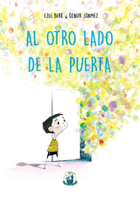 Al otro lado de la puerta.