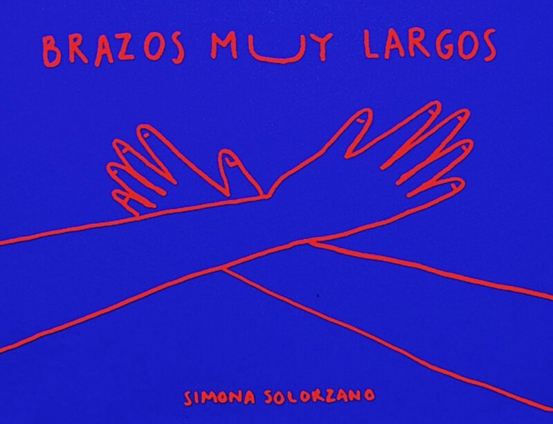 Brazos muy largos.